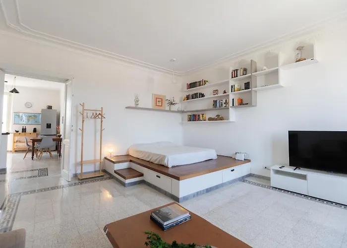 Guesthost - Modern And Bright In Apartment